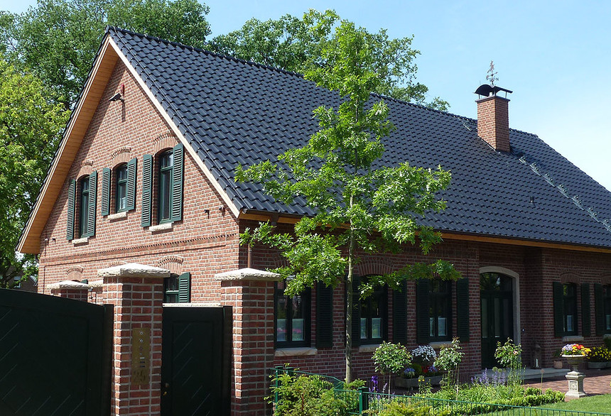 Domy jednorodzinne z cegły Wasserstrich jasnoczerwonej cieniowanej