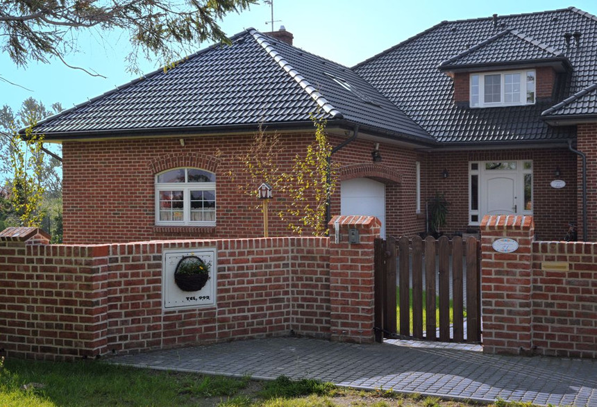 Domek jednorodzinny z cegły Formback jasnoczerwonej cieniowanej