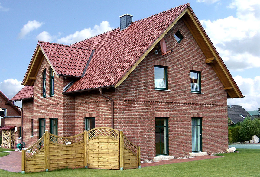 Domy jednorodzinne z cegły Formback jasnoczerwonej cieniowanej