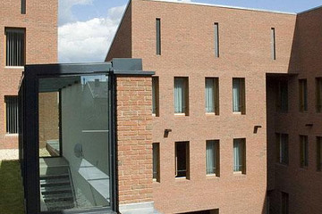 Budynek mieszkalny z cegły Fehnbrand jasnoczerwonej cieniowanej