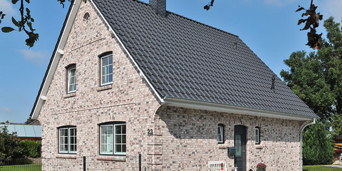 Dom jednorodzinny z dachówki MONZA antracytowej