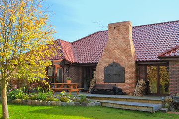 Domek jednorodzinny z cegły Jever cieniowanej i Moorbrand żółta piaskowana